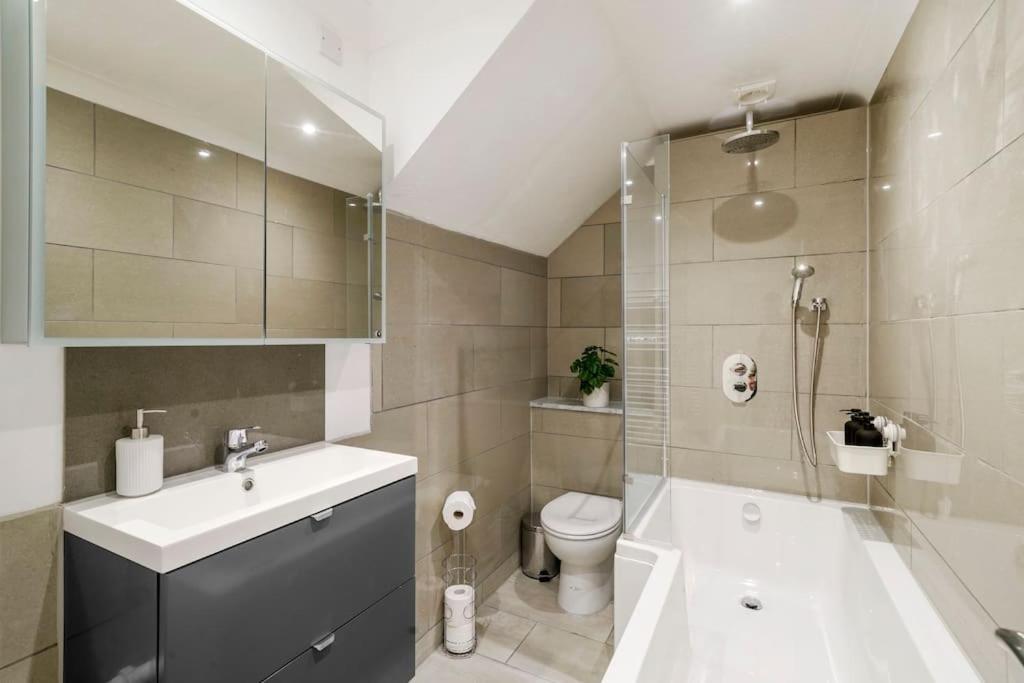 Modern 2 Bedroom Apartment In The Heart Of Лондон Екстер'єр фото